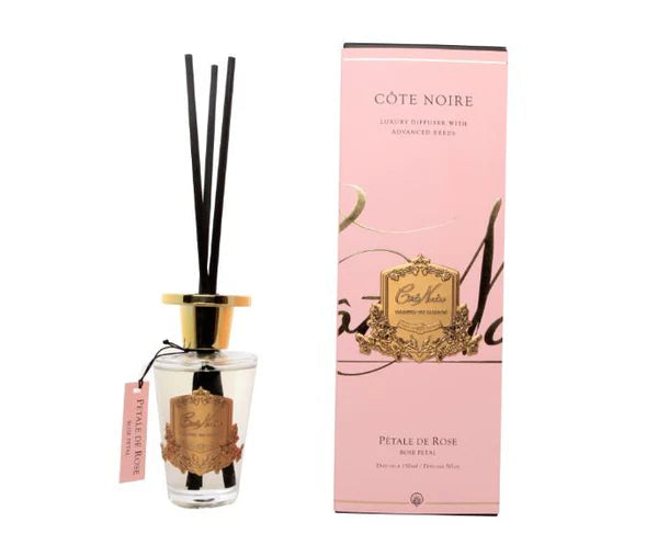 schwarze duftstaebchen im glas mit goldenem deckel und emblem. pinke verpackung. rose petal 150ml.